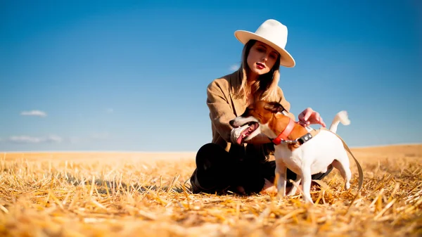 Frau mit Hut und Hund auf Feld — Stockfoto
