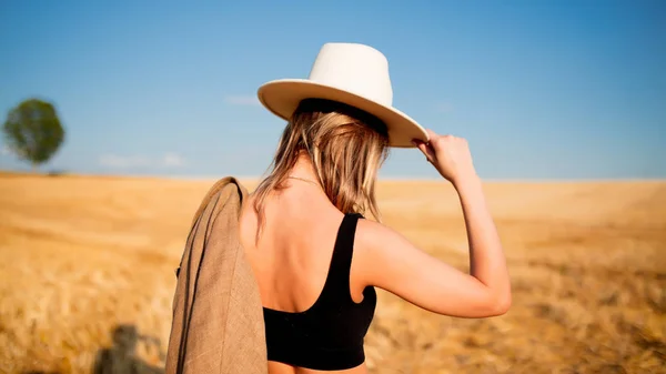Meisje in stijl hoed op platteland tarwe veld — Stockfoto