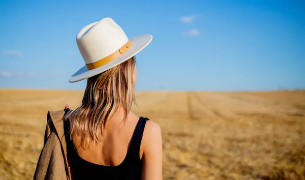 Chica en estilo sombrero en campo trigo campo —  Fotos de Stock