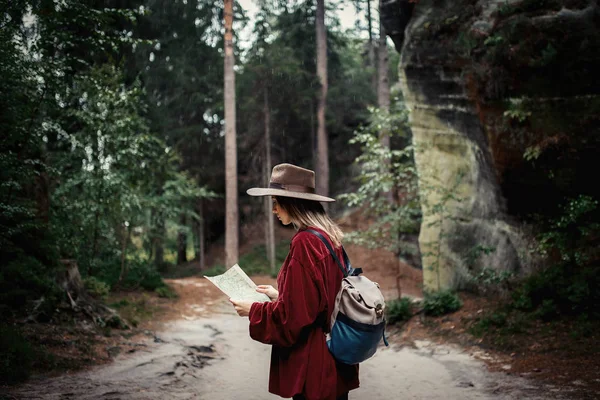 Mulher com mapa em uma montanha — Fotografia de Stock