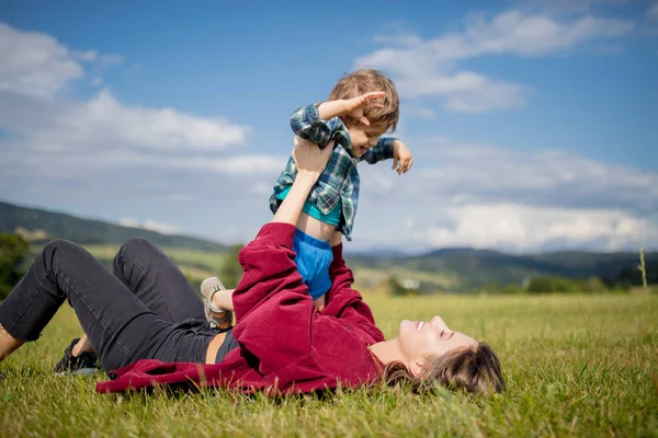 Anne dağlarda bir çayırda bir oğlu ile eğlenin — Stok fotoğraf