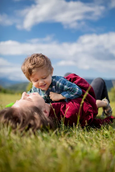 anne dağlarda bir çayırda bir oğlu ile eğlenin