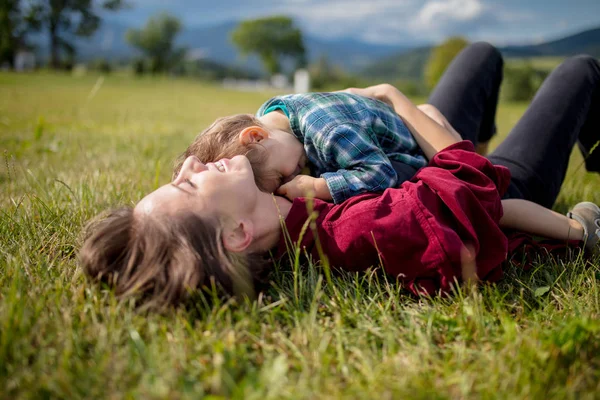 Moeder hebben een plezier met een zoon op een weide in Bergen — Stockfoto