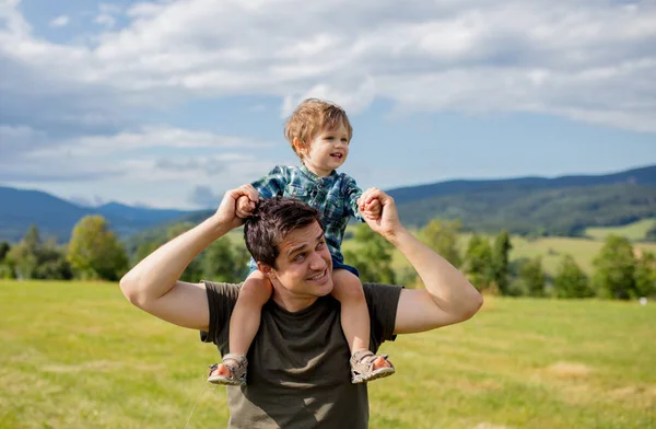 Padre y niño se divierten en una montaña — Foto de Stock