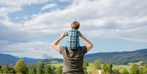 Vater und Kleinkind amüsieren sich in den Bergen — Stockfoto