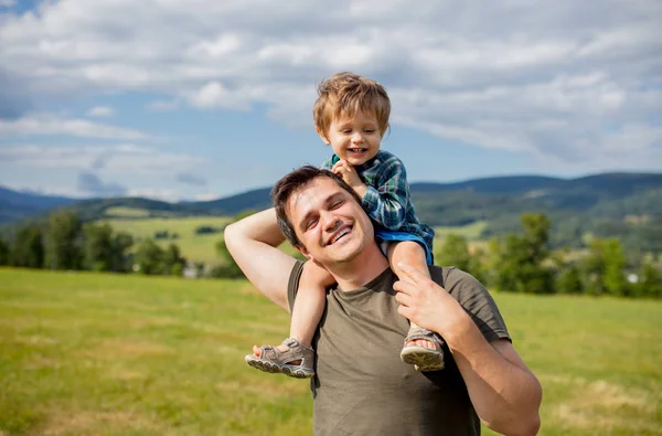 Vader en peuter jongen hebben een plezier in een bergen — Stockfoto