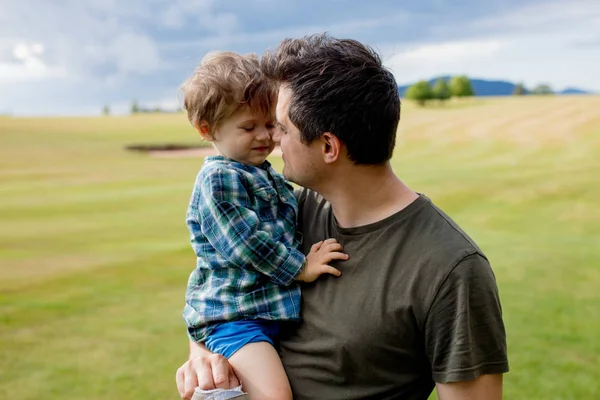 Ojciec i chłopiec maluch bawią się w górach — Zdjęcie stockowe
