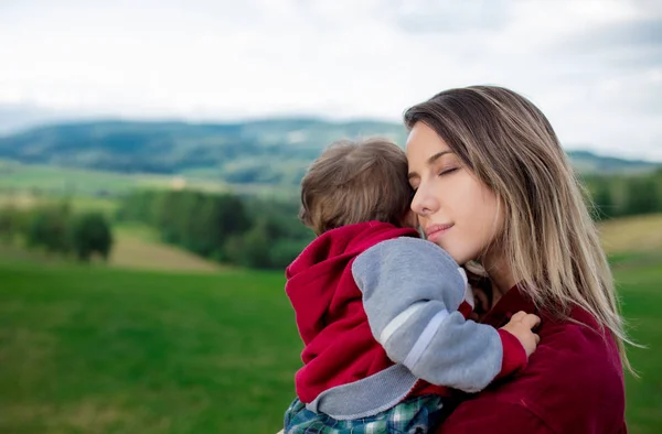 Mãe e criança menino ter um abraço em uma montanha — Fotografia de Stock