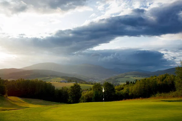Vue sur terrain de golf en montagne — Photo