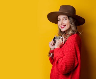 Vintage kamera ile şapkalı kadın