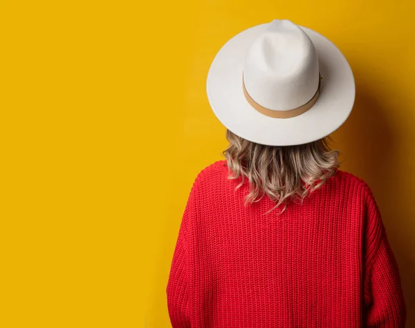 Jonge vrouw in muts en rode trui — Stockfoto