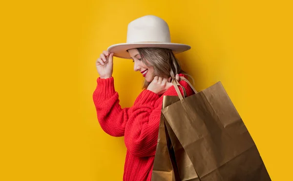 Şapka ve alışveriş torbaları kadın — Stok fotoğraf