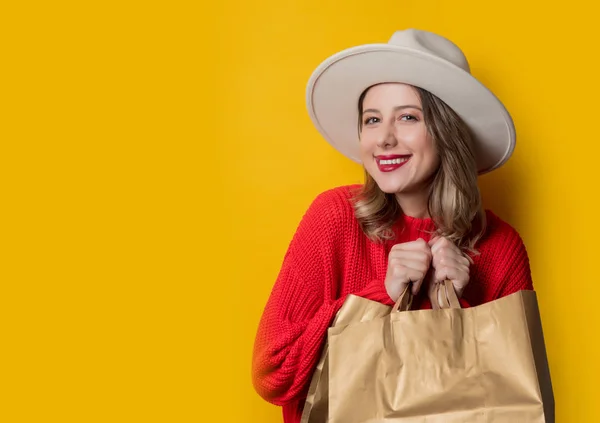 Vrouw in hoed en boodschappentassen — Stockfoto