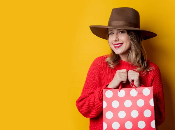 Mulher de chapéu e sacos de compras — Fotografia de Stock