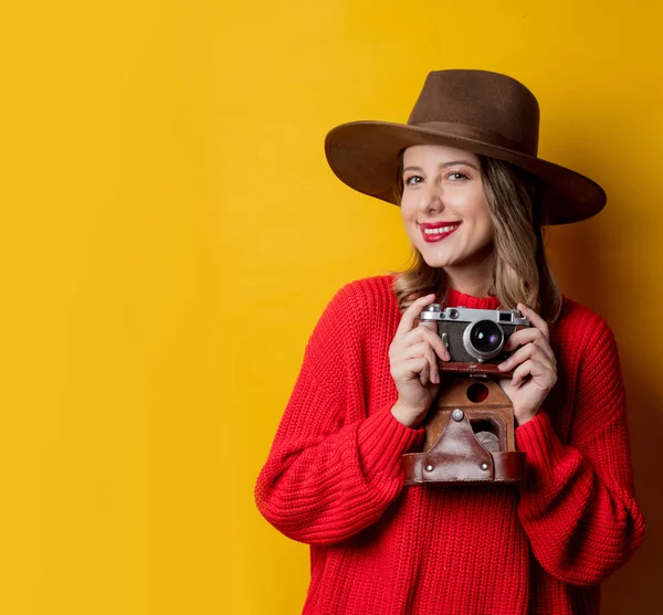 Femme en chapeau avec caméra vintage — Photo