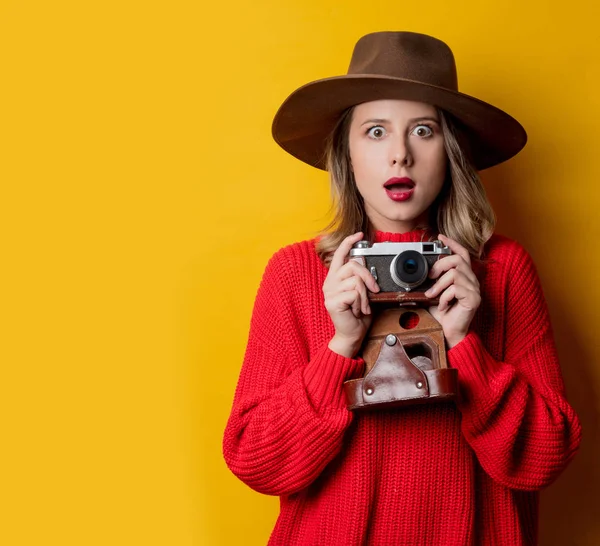 Vrouw in de hoed met vintage camera — Stockfoto