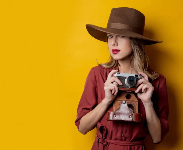 Mulher de estilo em chapéu com câmera vintage — Fotografia de Stock