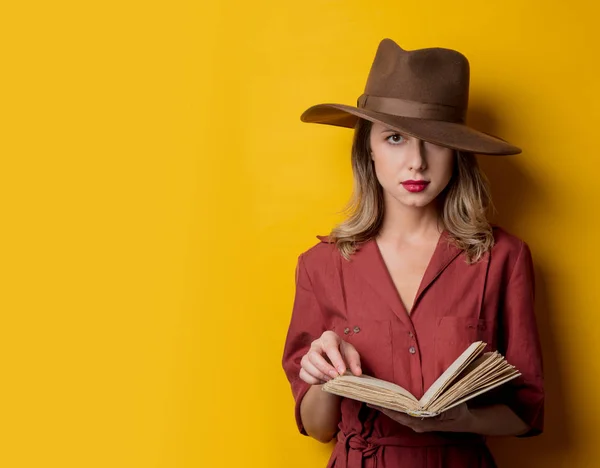 Женщина в одежде 40-х годов с книгой — стоковое фото