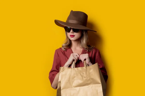 Elegante vrouw in zonnebrillen en met boodschappentassen — Stockfoto