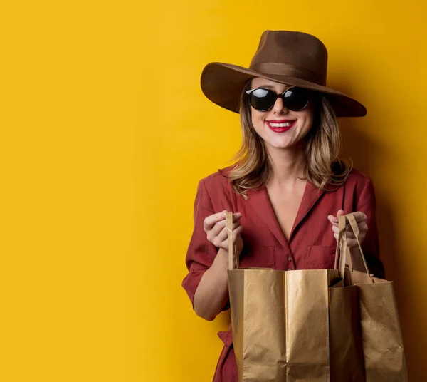 サングラスとショッピングバッグを持つエレガントな女性 — ストック写真