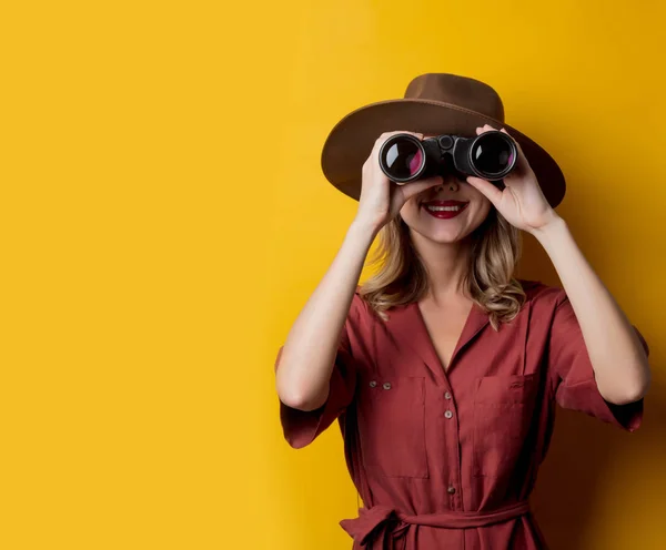 Vrouw in de stijl van de jaren 1940 kleding met verrekijker — Stockfoto