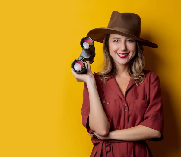 Mulher na década de 1940 roupas de estilo com binóculos — Fotografia de Stock