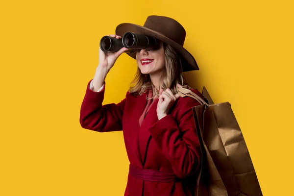 Mujer en 1940 ropa de estilo con prismáticos y bolsas — Foto de Stock