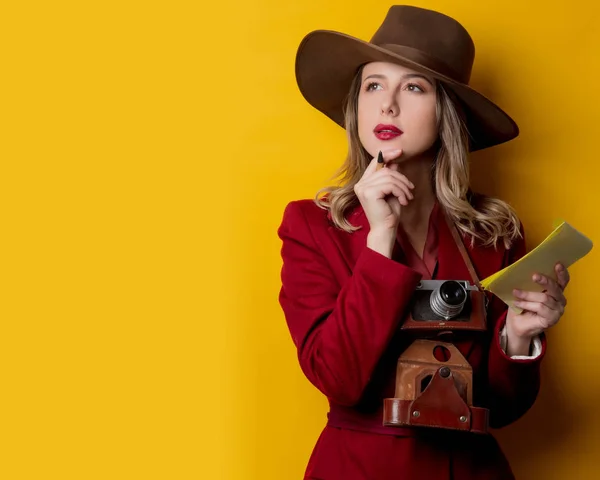 Mujer en la década de 1940 ropa de estilo con cuaderno y pluma — Foto de Stock