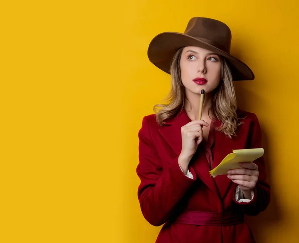 Mulher na década de 1940 roupas de estilo com notebook e caneta — Fotografia de Stock