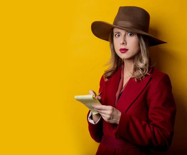 Femme dans les années 1940 vêtements de style avec note et stylo — Photo