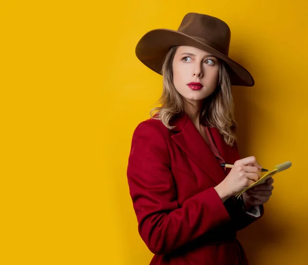 Vrouw in de stijl van de jaren 1940 kleding met notitie en pen — Stockfoto