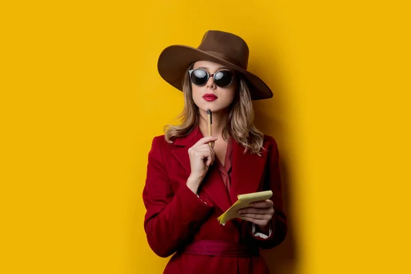 Frau mit Sonnenbrille mit Notizbuch und Stift — Stockfoto