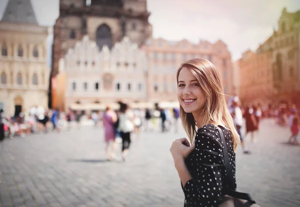 Kobieta w starym mieście w Pradze, Republika Czeska — Zdjęcie stockowe