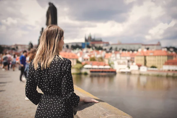 Mujer en el puente Charles en Praga, Czech Perublic — Foto de Stock