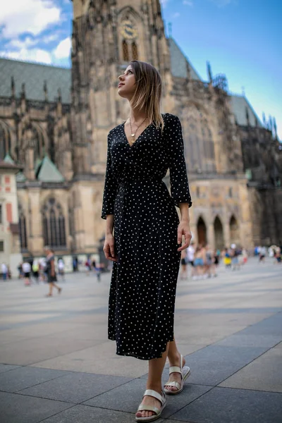 Kobieta w starym mieście w Pradze, Republika Czeska — Zdjęcie stockowe