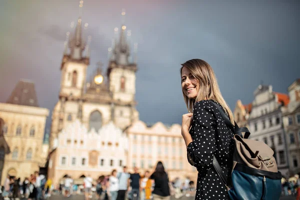 Prag, Çek Cumhuriyeti'nin eski şehrinde kadın