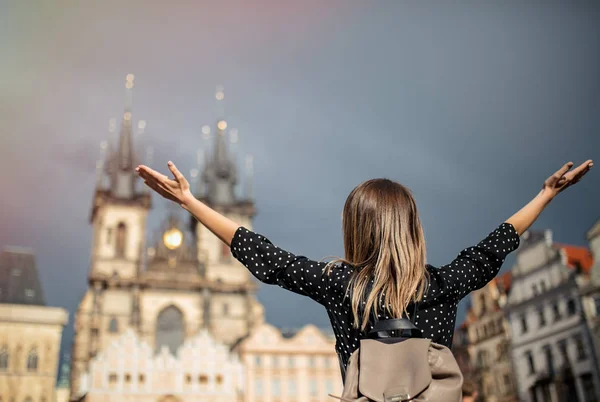 Mujer en el casco antiguo de Praga, República Checa — Foto de Stock