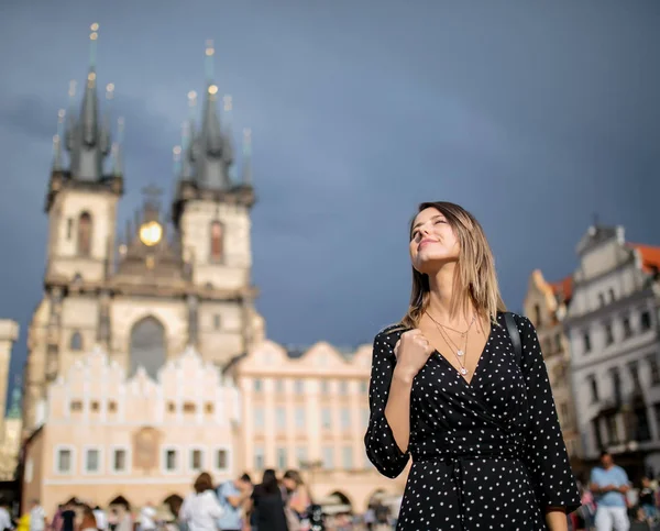 Kobieta w starym mieście w Pradze, Republika Czeska — Zdjęcie stockowe