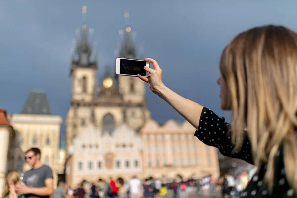 Женщина с мобильным телефоном сделать снимок старого города в Праге — стоковое фото
