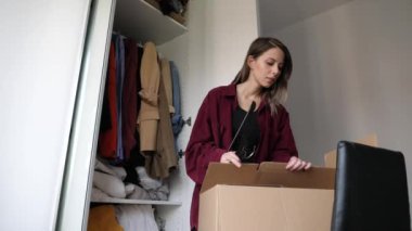 anne hareket etmeden önce çocuğu ile kutulara şeyler koyar