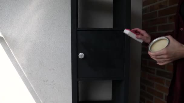 Mujer Pintando Oscuridad Gabinete Viejo — Vídeo de stock