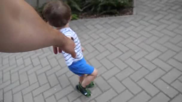 Bir Baba Elini Tutarak Çalışan Yürümeye Başlayan Çocuk — Stok video