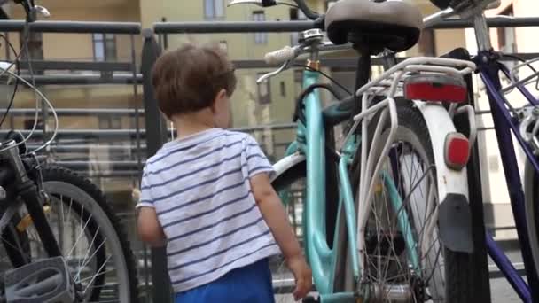 Chłopiec Maluch Gra Rowerami Parkingu — Wideo stockowe