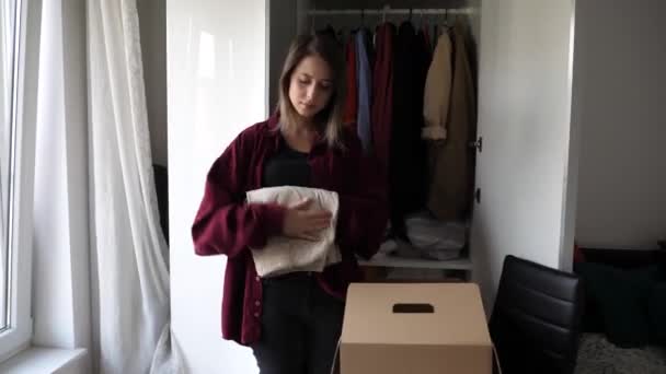 Moeder Zet Dingen Dozen Met Haar Kind Voor Het Verhuizen — Stockvideo