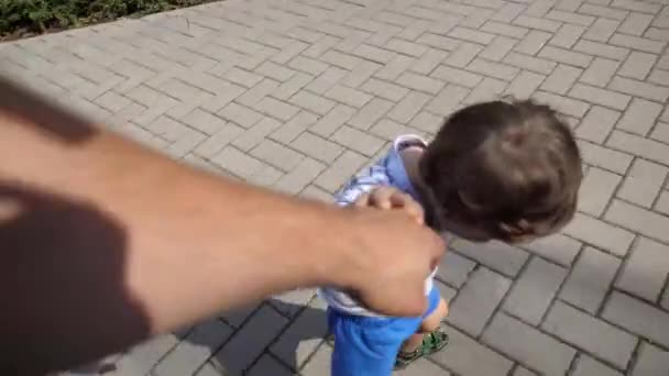 蹒跚学步的男孩牵着父亲的手 — 图库视频影像