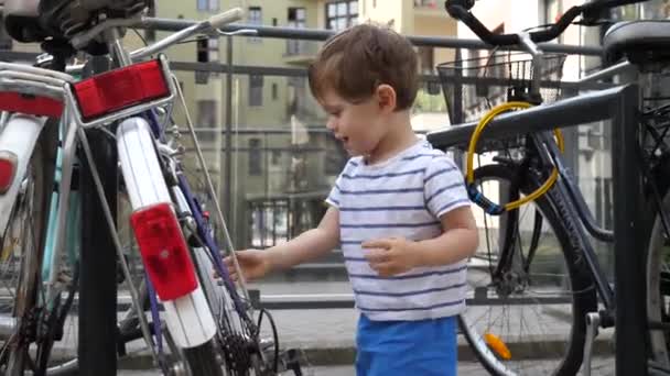 幼儿男孩玩自行车停车 — 图库视频影像