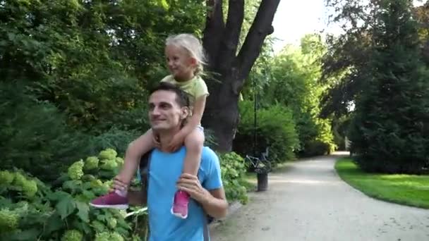 Père Fille Réveillent Dans Une Ruelle Dans Parc — Video