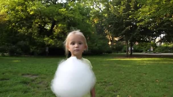 Kleines Mädchen Isst Zuckerwatte Freien — Stockvideo