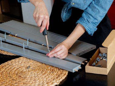 tornavida ile kadın evde kişisel bir mobilya instaling