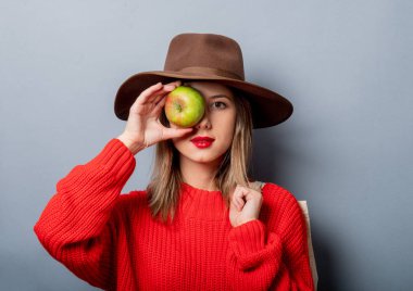 elma ve çanta ile kırmızı kazak kadın